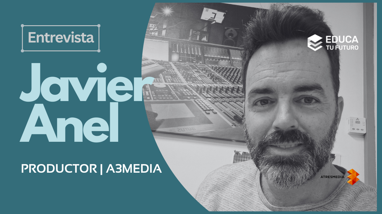 Javier Anel durante la grabación de su entrevista en Educa tu futuro, sentado en un plató de televisión