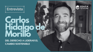 Retrato de Carlos Hidalgo de Morillo, consultor en sostenibilidad, con gesto sonriente. Imagen en blanco y negro con fondo de interior desenfocado. A la izquierda, texto que indica su nombre y el mensaje "Del Derecho a liderar el cambio sostenible". Logotipo del proyecto EDUCA TU FUTURO en la parte superior.